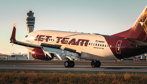 Boeing 737-700 · passenger · burgundy, photograph 4020